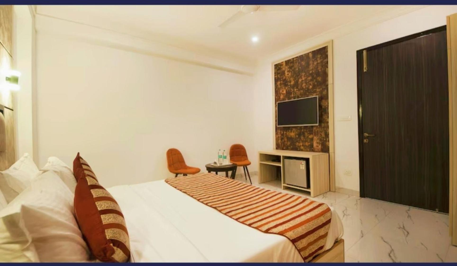The Almora Residency - Complimentary Airport Trasnfer Hotel New Delhi Room photo